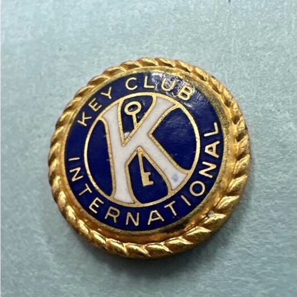 VTG Key Club/Kiwanis International Gold Plated Member Pin Logo Lapel Hat Tie - Picture 4 of 4